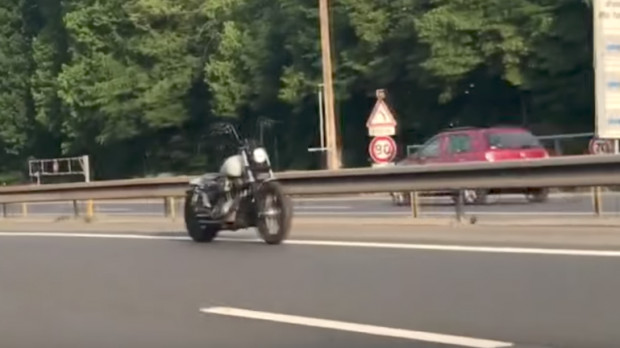 Τα χρειάστηκαν οι οδηγοί, σε αυτοκινητόδρομο κοντά στο Παρίσι! – Είδαν μοτοσικλέτα να κινείται χωρίς αναβάτη! (βίντεο)